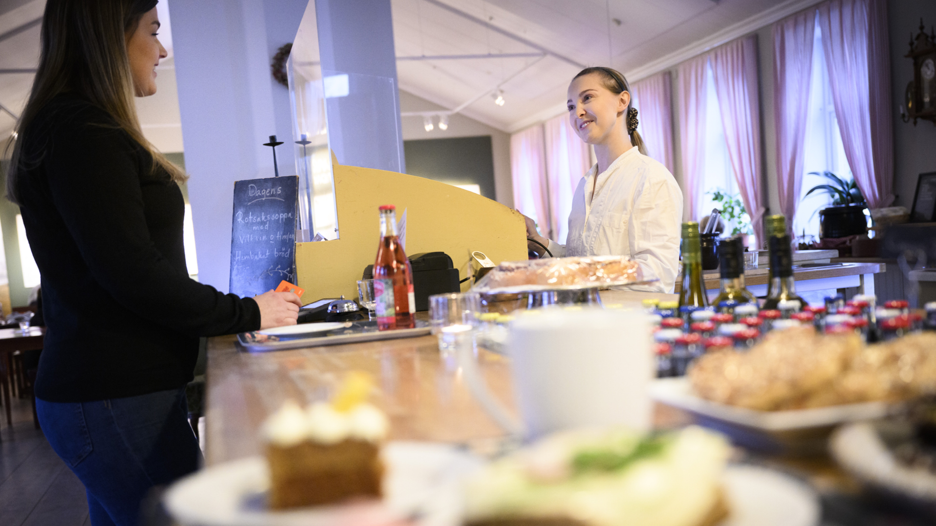 Två personer i ett kafé