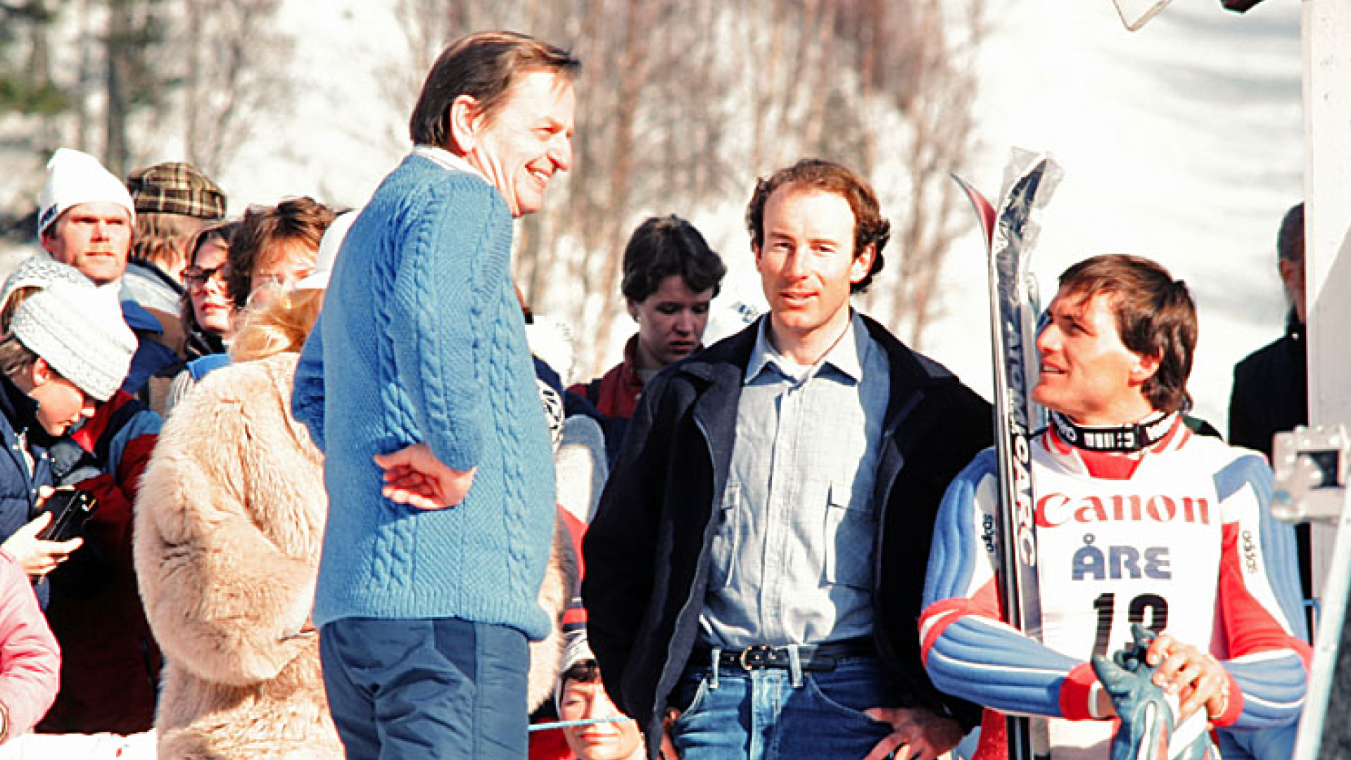 Statsminister Olof Palme i blå tröja tillsammans med Ingemar Stenmark vid världscupen i Åre 1984